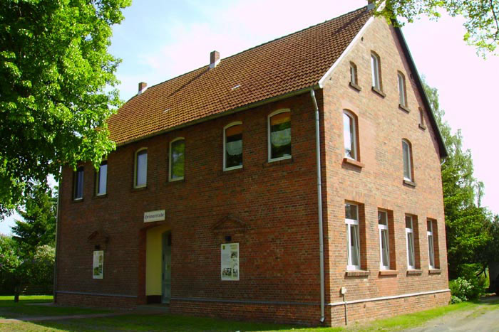 Die Heimatstube befindet sich im alten Backsteingebäude im Herzen der Gemeinde.